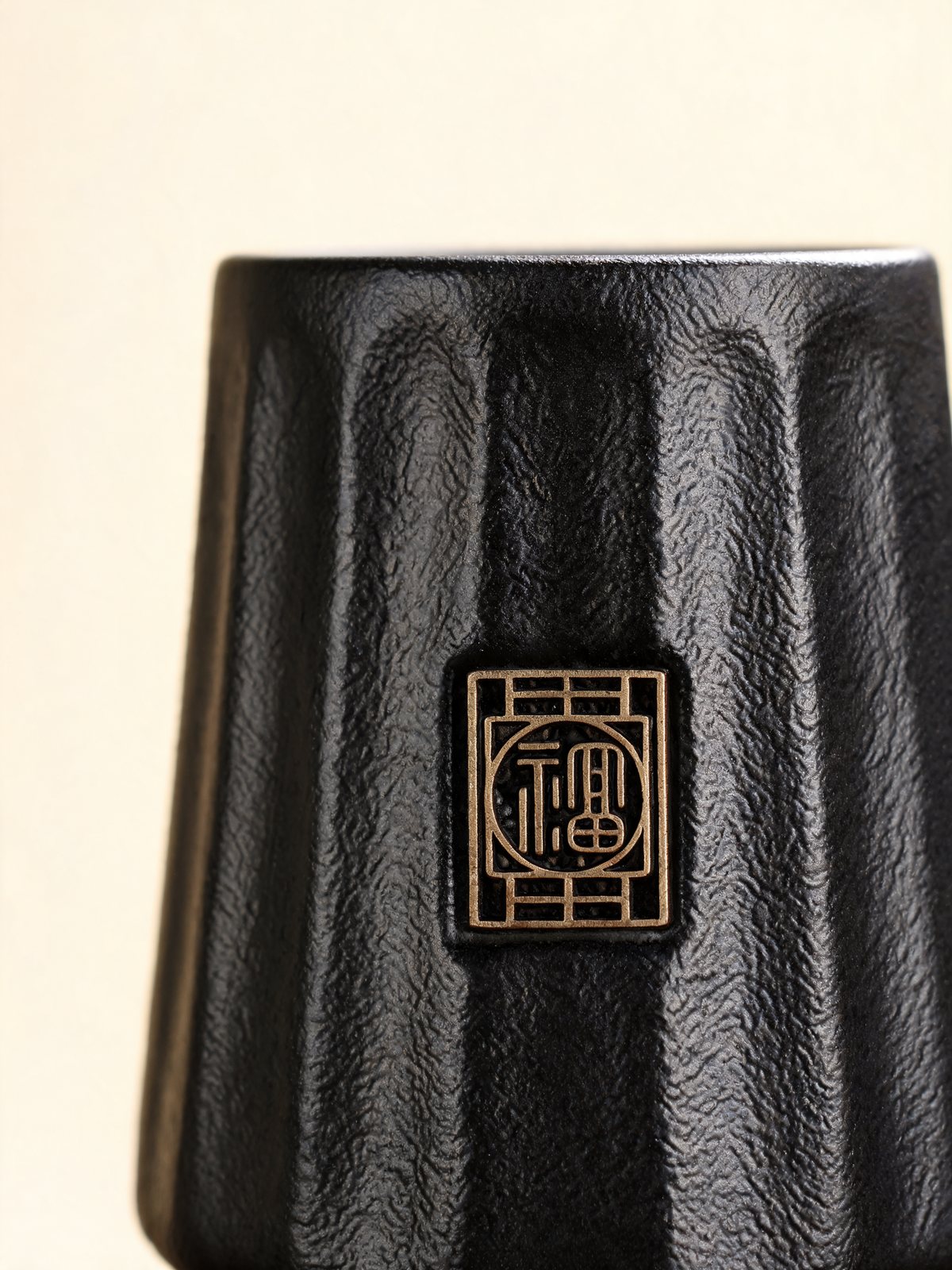 Detail of the ribbed matte black ceramic holder
