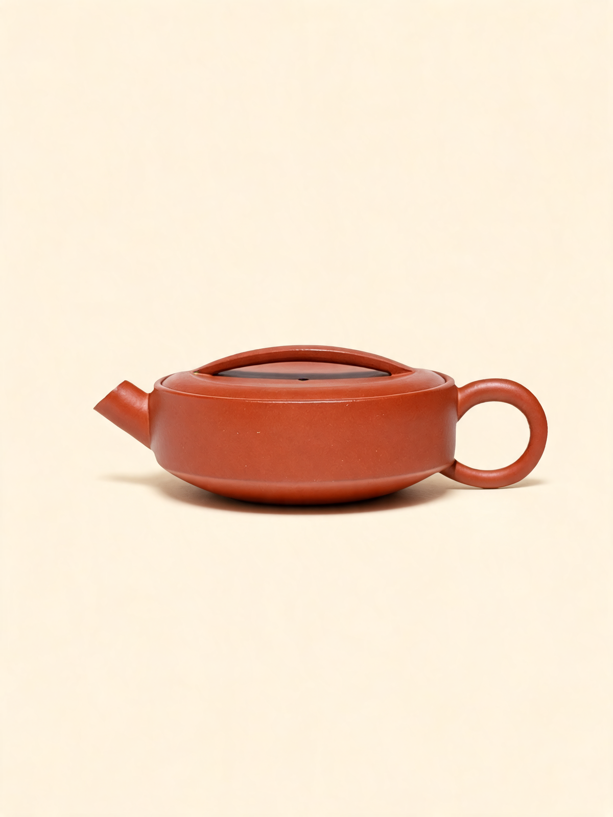 Hanwa low teapot with broad opening inspired by Han roof tiles