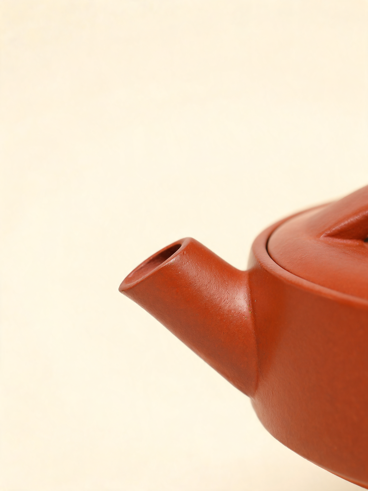 Hanwa teapot shown from a side angle