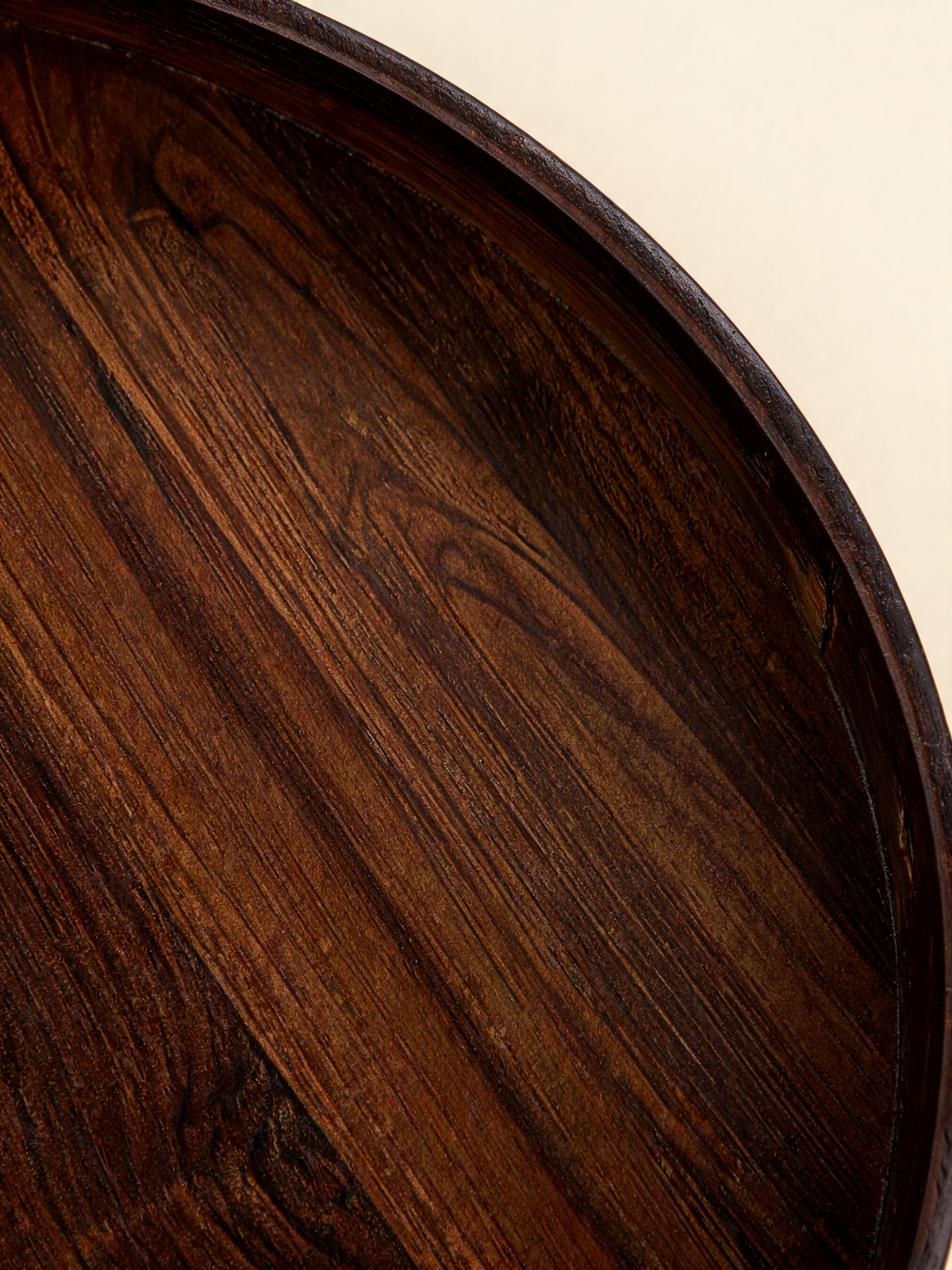 Detail of the natural bamboo grain on the tray surface