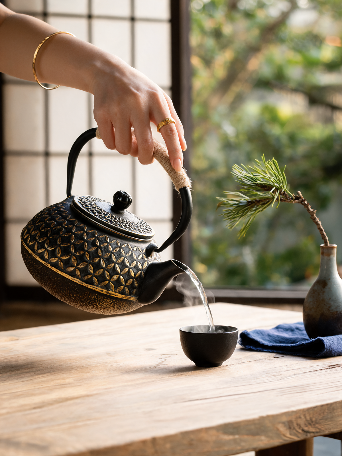 Yotsuba cast iron teapot lid and handle detail